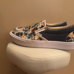 Vans man Tropical Print Slip-On Sneakers - Navy and Multicolor